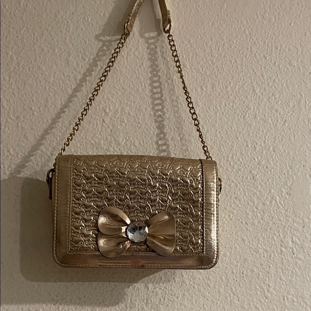Chic Gold Crossbody Bag with Bow Accent